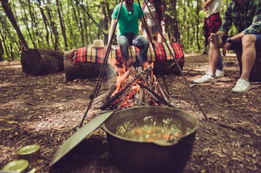 Leuk voor in de herfst en winter – koken boven een kampvuur met een Hongaarse driepoot