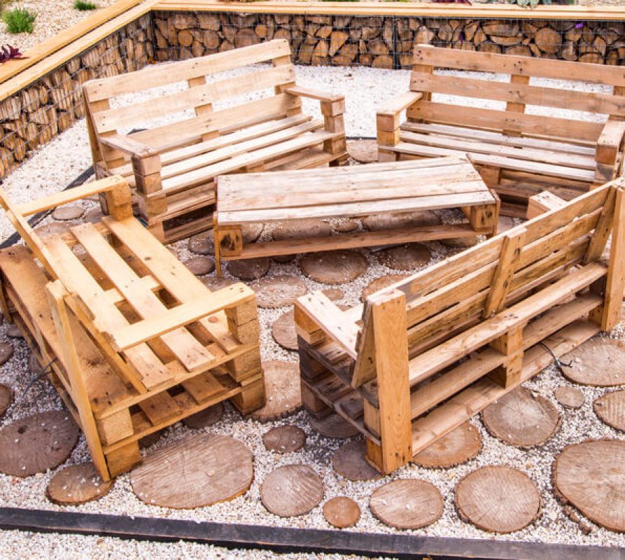 Pallethout hergebruiken voor (tuin)meubels: een aanstekelijke trend