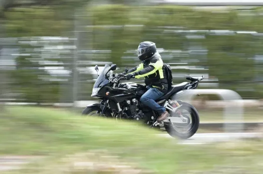 Het belang van zichtbaarheid: reflecterende materialen op motorkleding